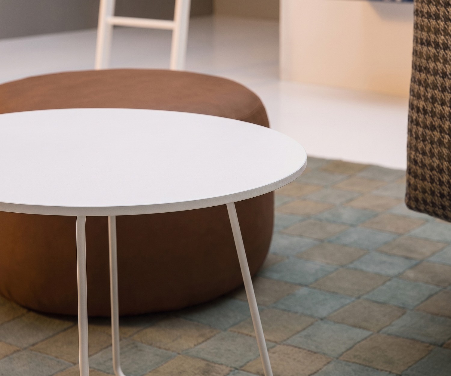 Novamobili Orbis salontafel in het wit Novamobili Orbis bijzettafel in moderne woonkamer naast bruine poef, ronde witte salontafel.