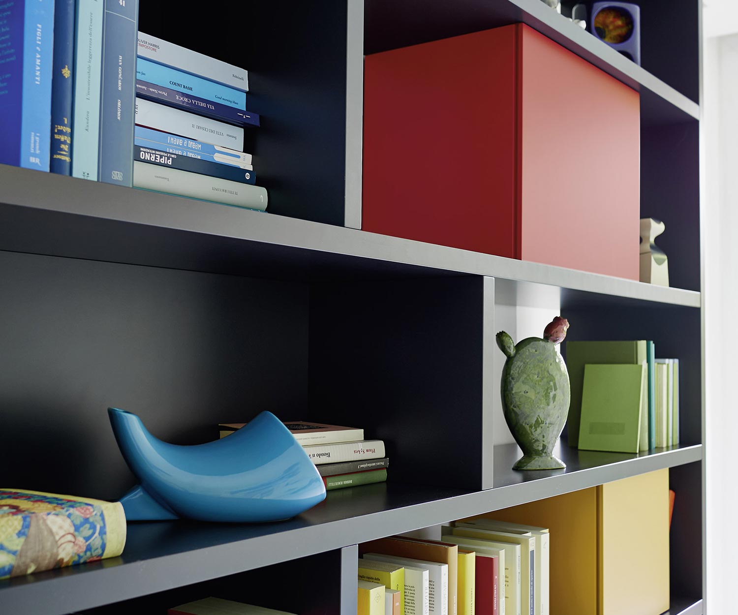 Zwarte hoogwaardige Livitalia Design boekenkast C85 met kleurrijke vakken