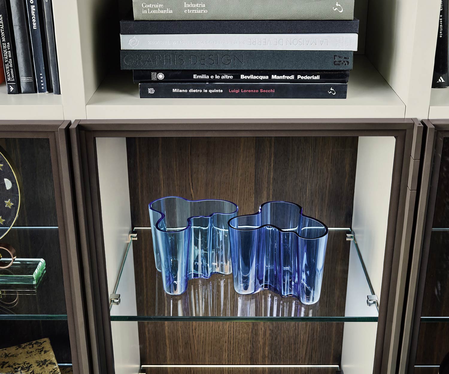 Moderne Livitalia Design boekenkast C60 met ladder en glazen kast Moderne Livitalia Design boekenkast C60 met ladder en glazen kast