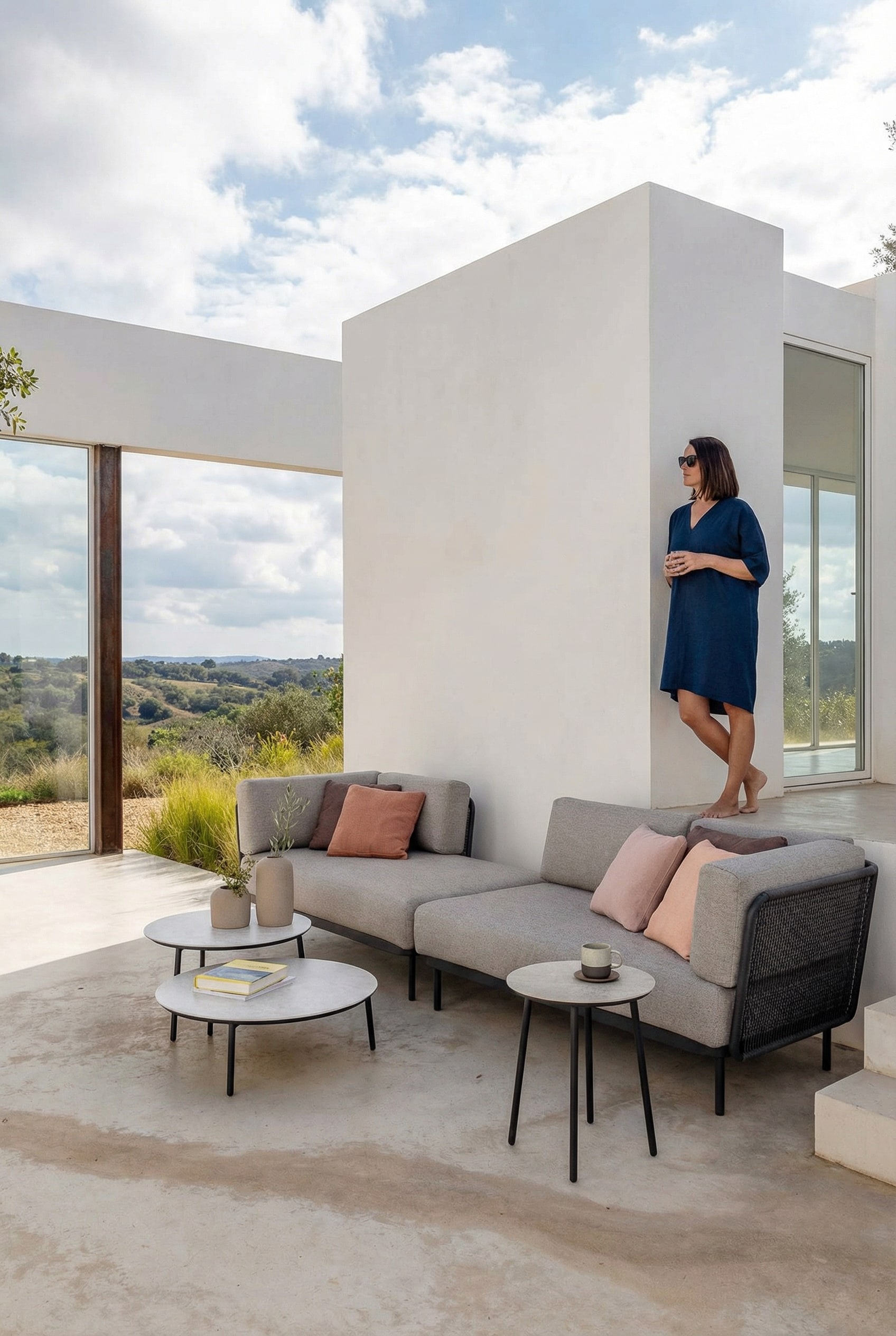 Eleganter kleiner Outdoor Beistelltisch auf einer Terrasse