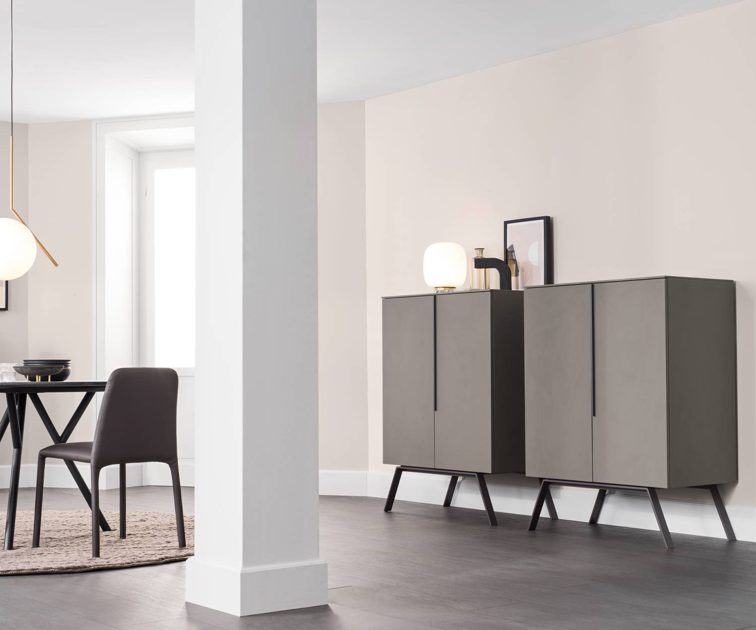 Twee grijze design highboards Cleo van Novamobili in de woonkamer Twee grijze design highboards Cleo van Novamobili in de woonkamer