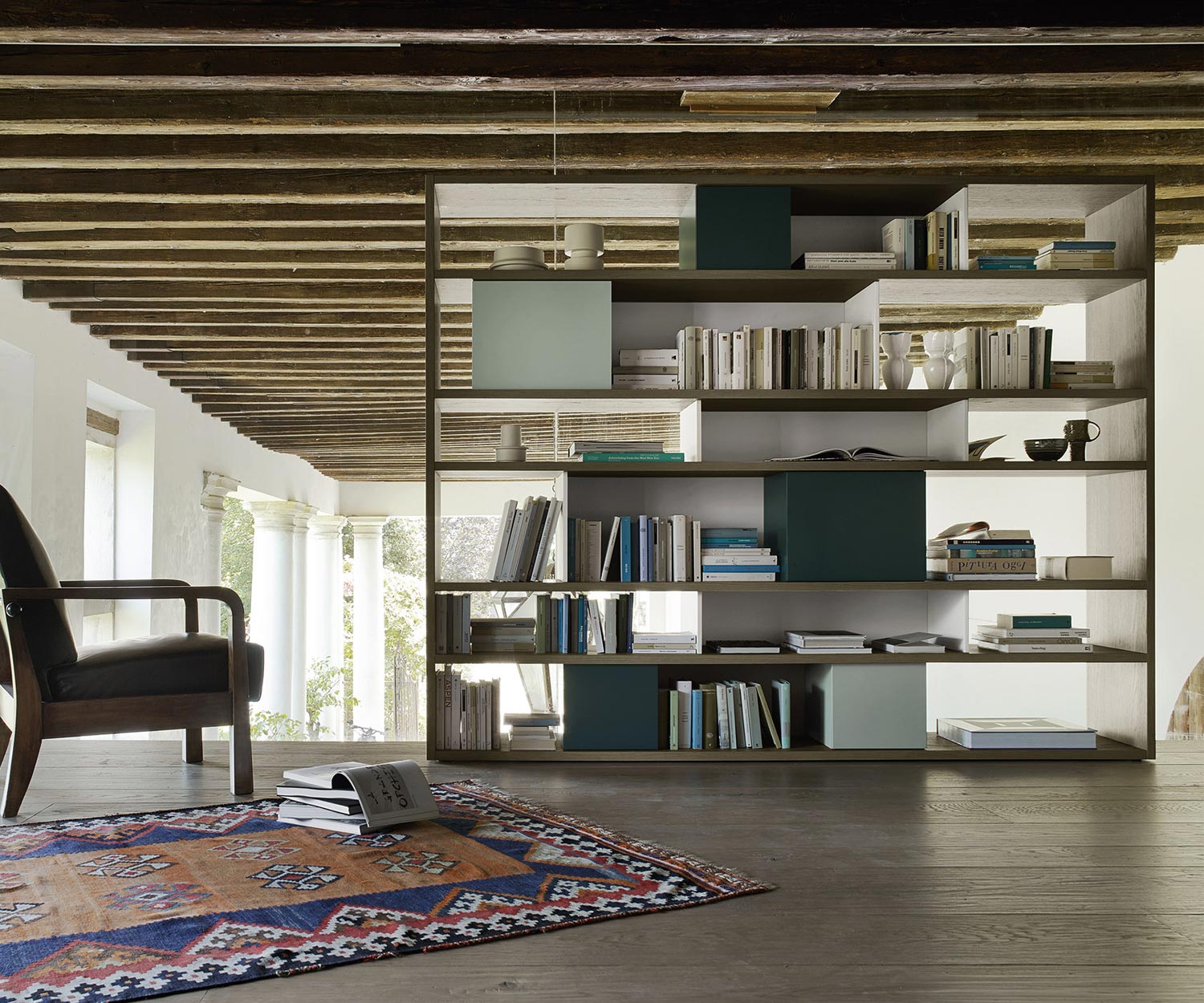 Exclusieve Livitalia Design boekenkast C83 in gebeitst eikenfineer