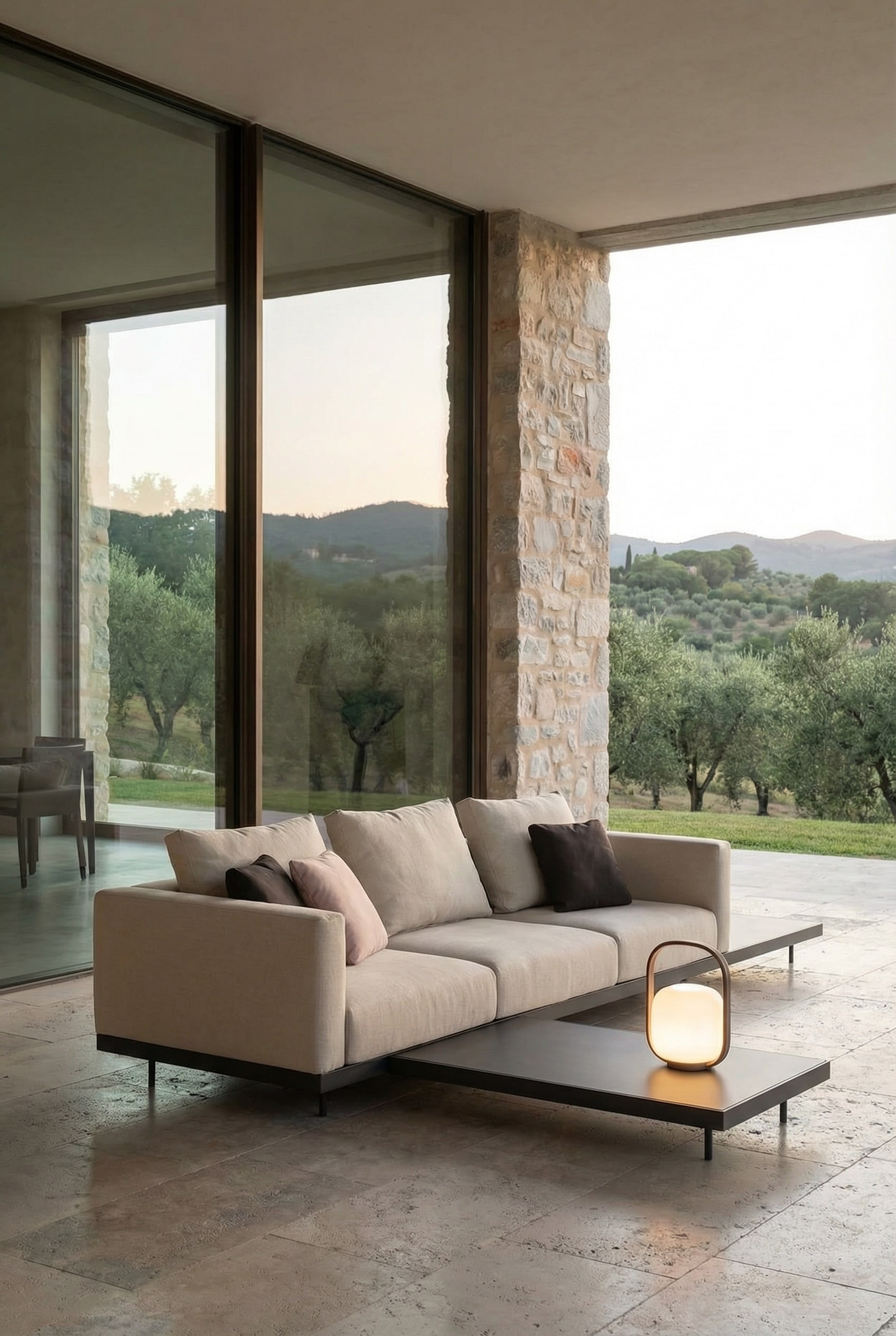 Flexibles Outdoor Modulsofa mit gem&uuml;tlichen Polstern auf einer gro&szlig;en Terrasse