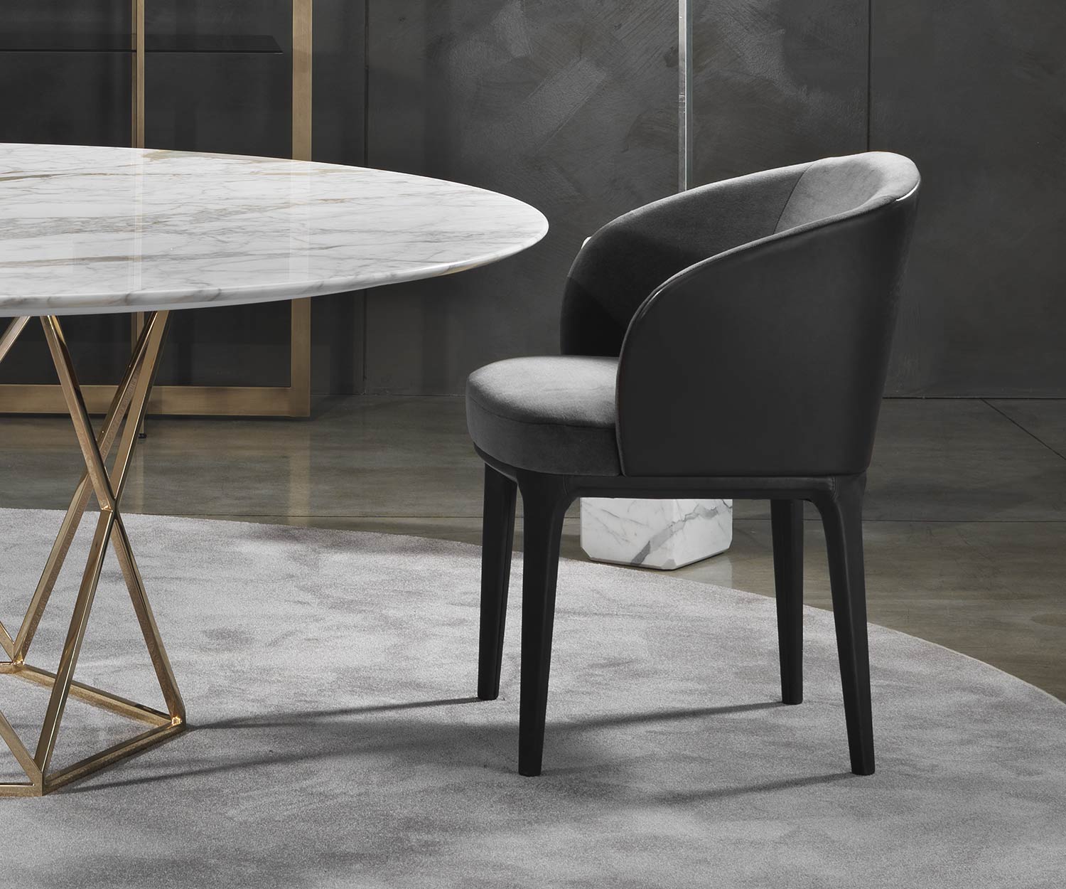 Exclusieve Marelli Paris eetkamerstoel met grijze stoffen bekleding Exclusieve Marelli Paris eetkamerstoel met grijze stoffen bekleding