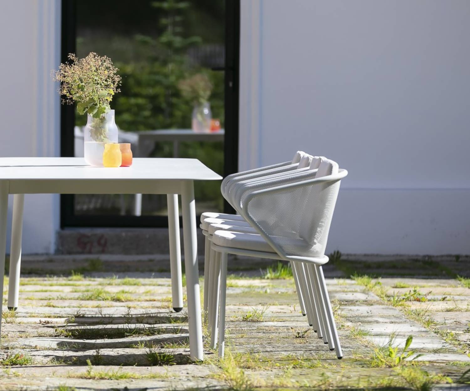 Moderne Todus Condor design fauteuil vanaf de zijkant bij de Condor eettafel