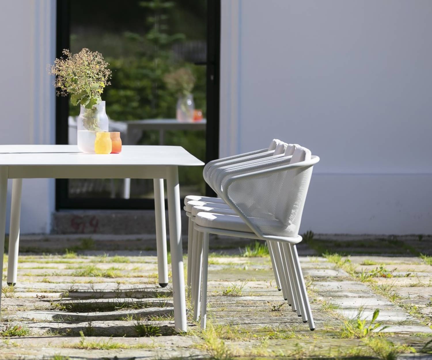 Moderne Todus Condor design fauteuil vanaf de zijkant bij de Condor eettafel Moderne Todus Condor design fauteuil vanaf de zijkant bij de Condor eettafel