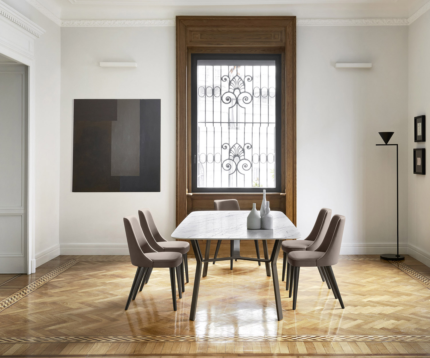 Gezellige eetkamerstoel Eva Livitalia in de eetkamer met een grote eettafel Gezellige eetkamerstoel Eva Livitalia in de eetkamer met een grote eettafel