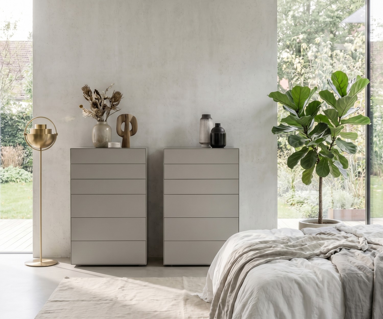 Livitalia Ecletto hoge ladenkast in de slaapkamer, lichtgrijze design commode met greeploze laden.