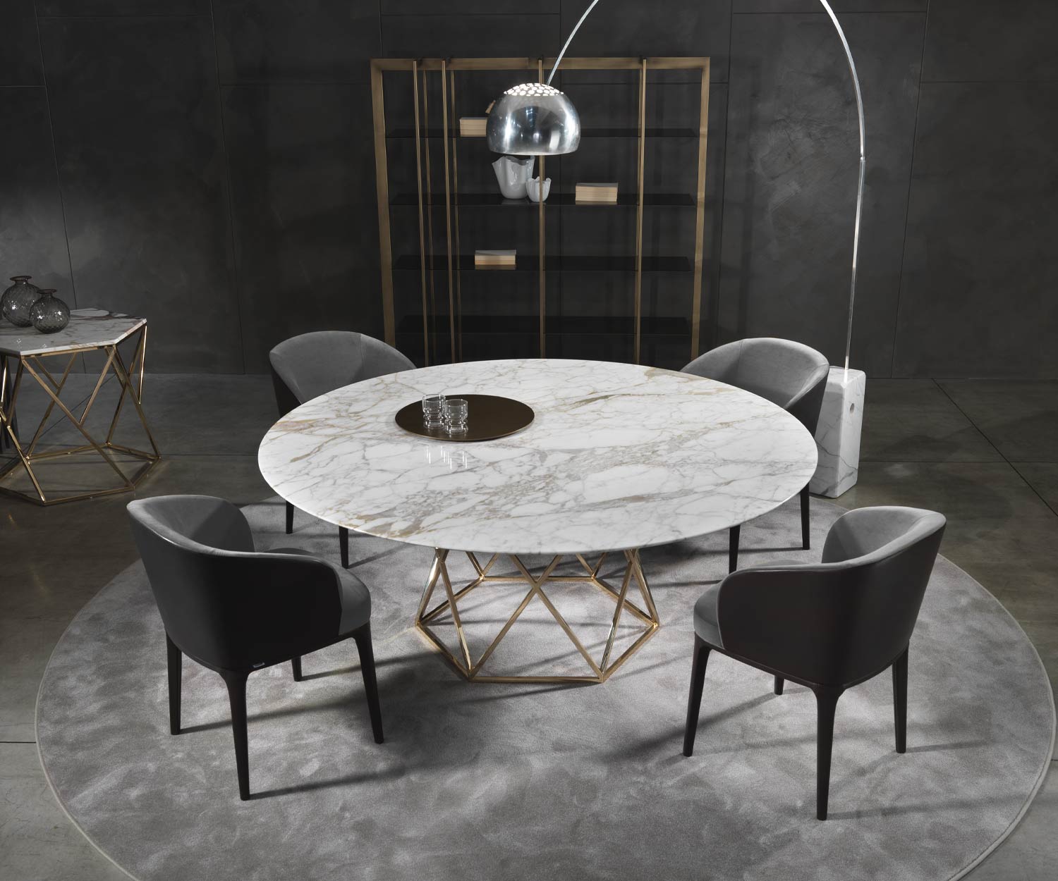 Moderne Marelli Design fauteuil Parijs met eettafel in eetkamer Moderne Marelli Design fauteuil Parijs met eettafel in eetkamer