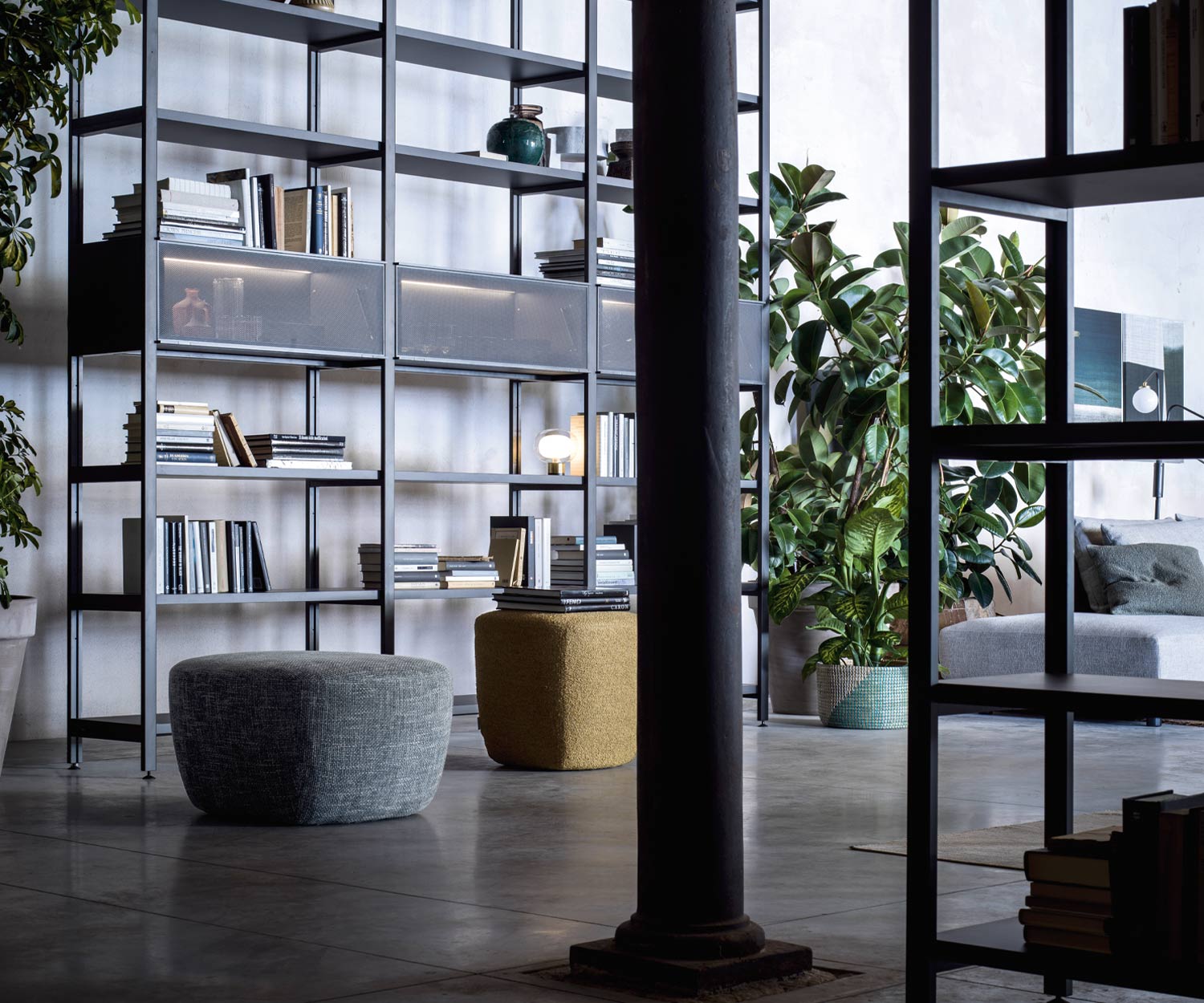 Modern Novamobili Pontiel schap tot aan het plafond Modern Novamobili Pontiel schap tot aan het plafond